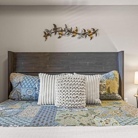 Spring Creek Luxury King One Bedroom At White Spruce Lodge キャンモア エクステリア 写真