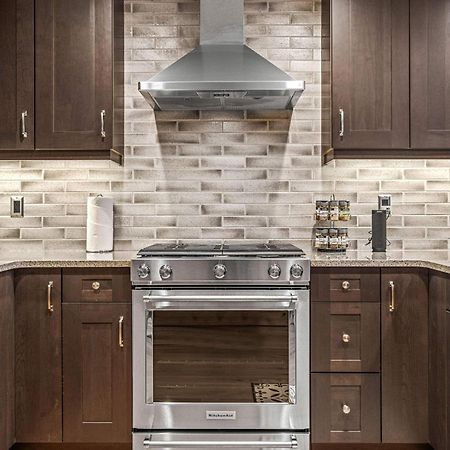 Spring Creek Luxury King One Bedroom At White Spruce Lodge キャンモア エクステリア 写真