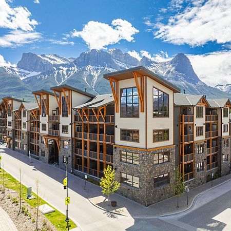Spring Creek Luxury King One Bedroom At White Spruce Lodge キャンモア エクステリア 写真