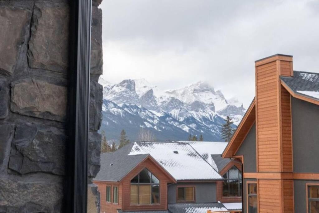 Spring Creek Luxury King One Bedroom At White Spruce Lodge キャンモア エクステリア 写真