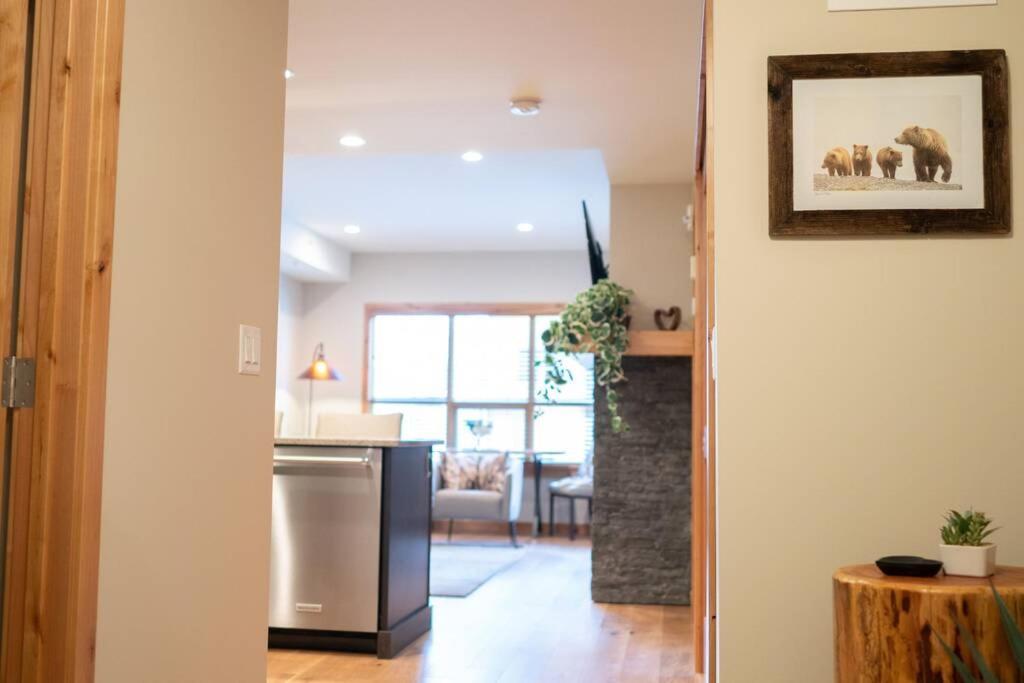 Spring Creek Luxury King One Bedroom At White Spruce Lodge キャンモア エクステリア 写真