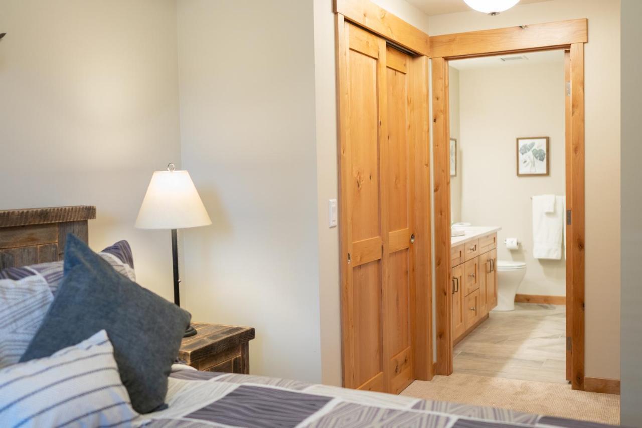 Spring Creek Luxury King One Bedroom At White Spruce Lodge キャンモア エクステリア 写真