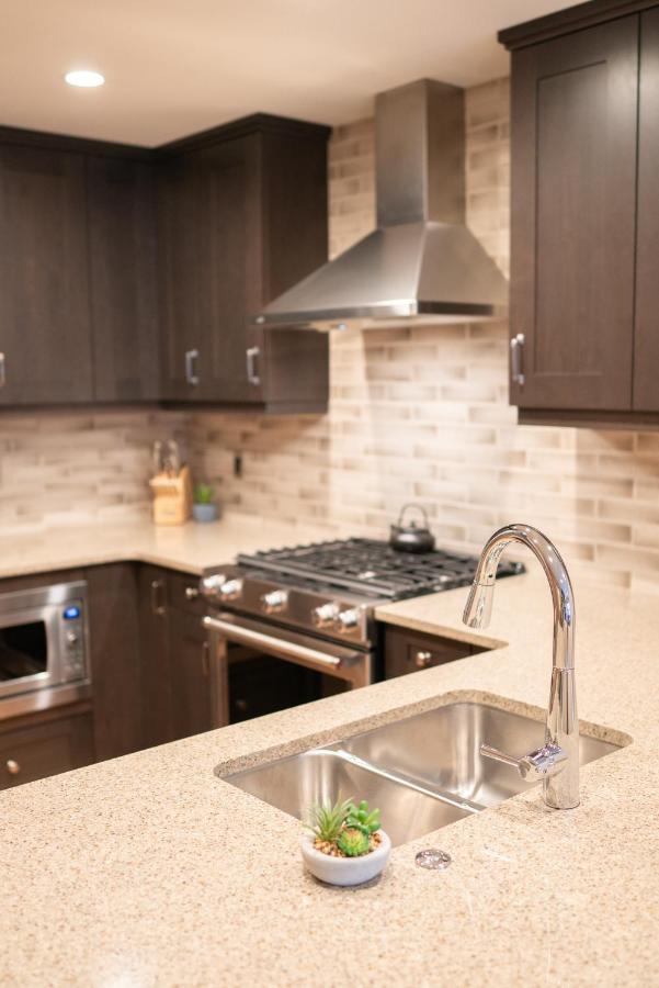 Spring Creek Luxury King One Bedroom At White Spruce Lodge キャンモア エクステリア 写真