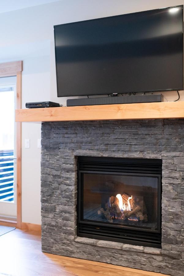 Spring Creek Luxury King One Bedroom At White Spruce Lodge キャンモア エクステリア 写真