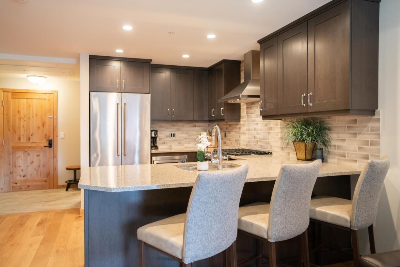 Spring Creek Luxury King One Bedroom At White Spruce Lodge キャンモア エクステリア 写真