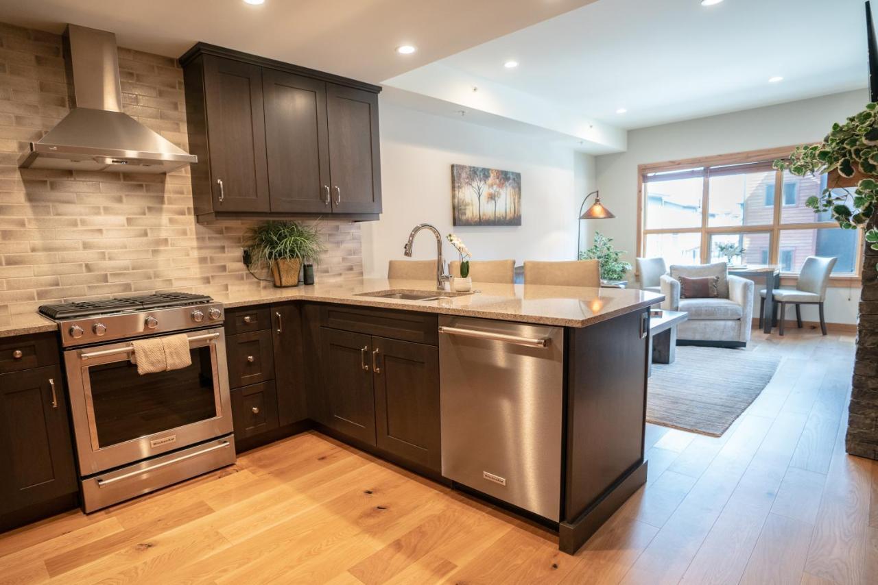 Spring Creek Luxury King One Bedroom At White Spruce Lodge キャンモア エクステリア 写真