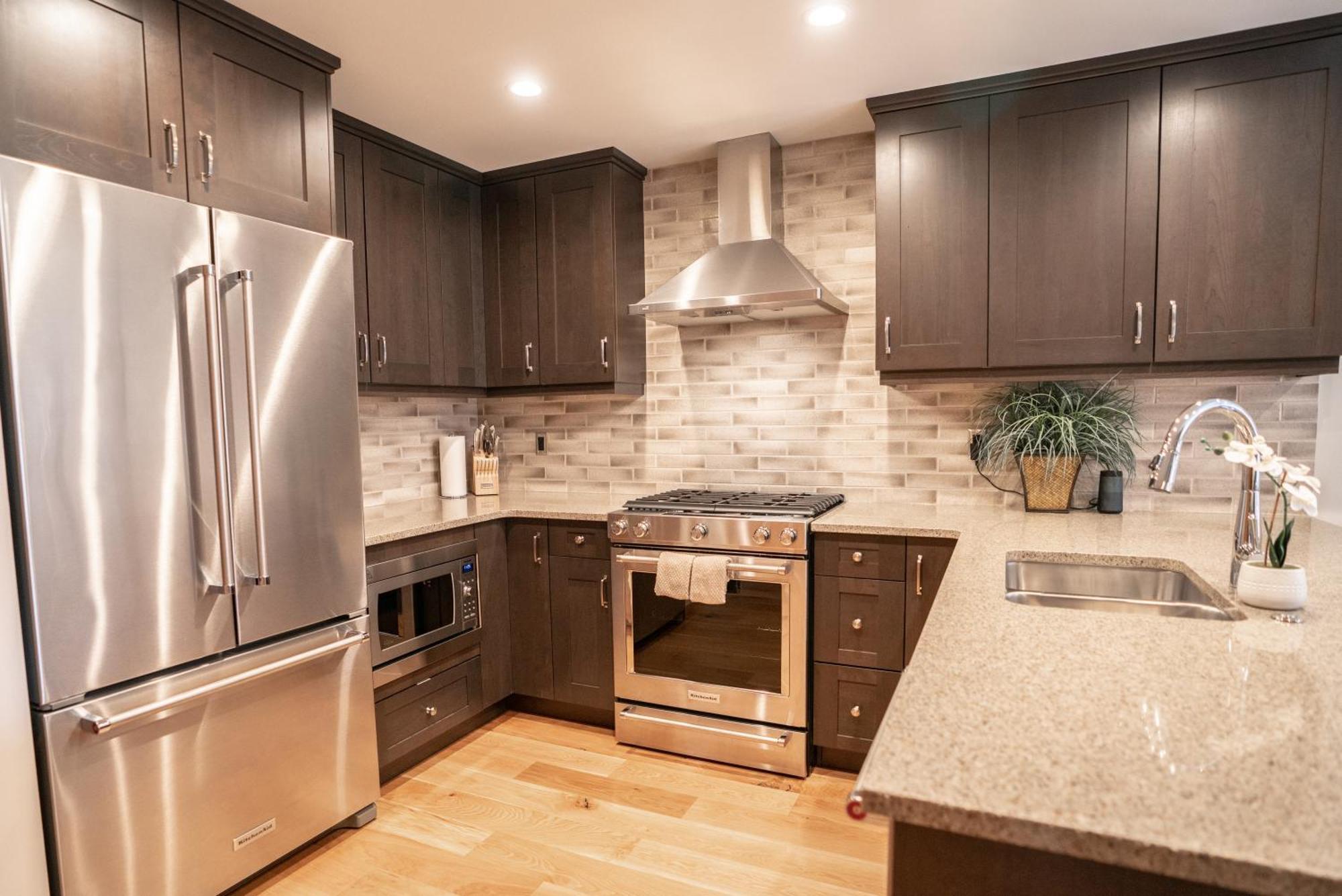 Spring Creek Luxury King One Bedroom At White Spruce Lodge キャンモア エクステリア 写真