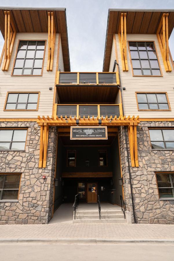 Spring Creek Luxury King One Bedroom At White Spruce Lodge キャンモア エクステリア 写真