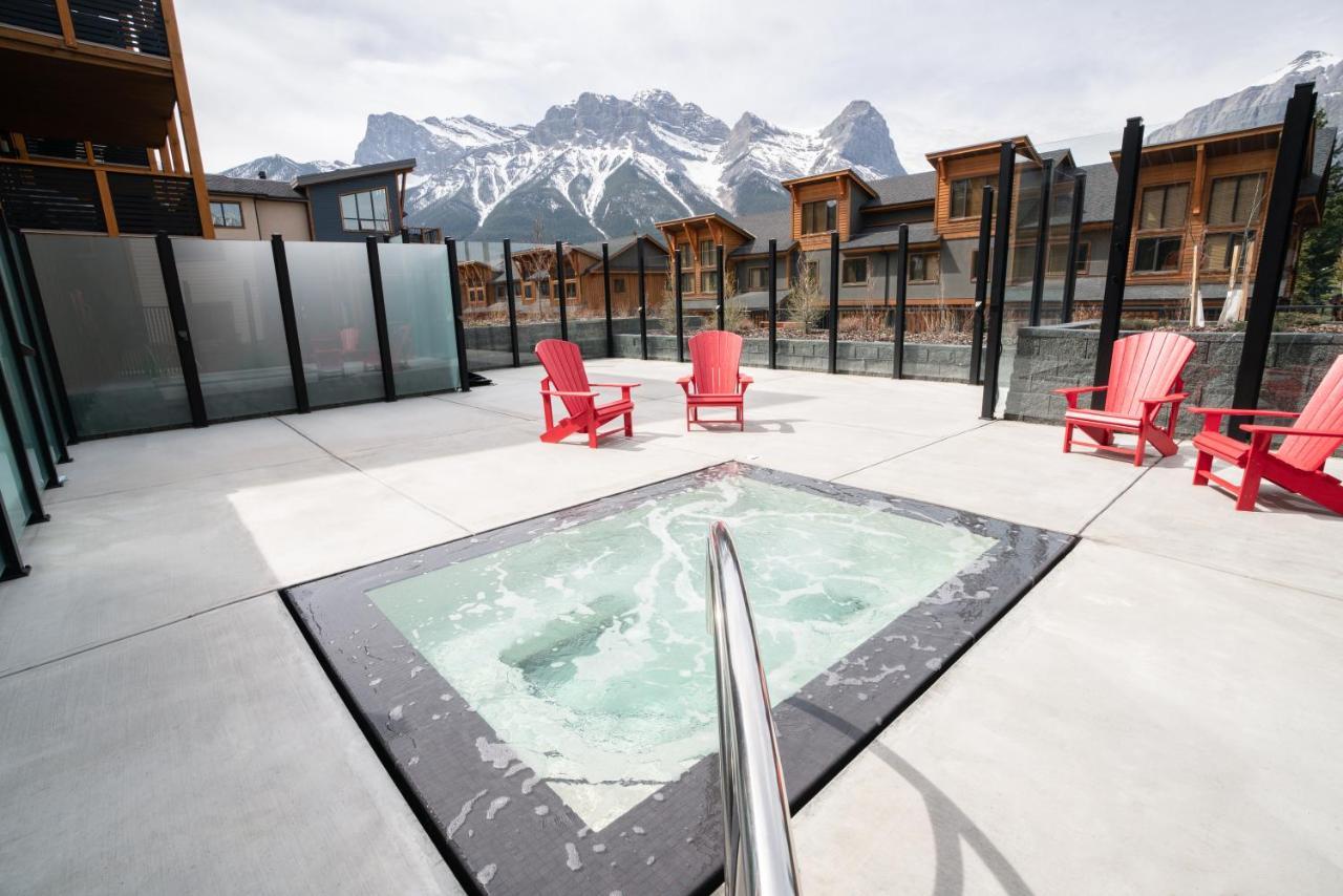 Spring Creek Luxury King One Bedroom At White Spruce Lodge キャンモア エクステリア 写真
