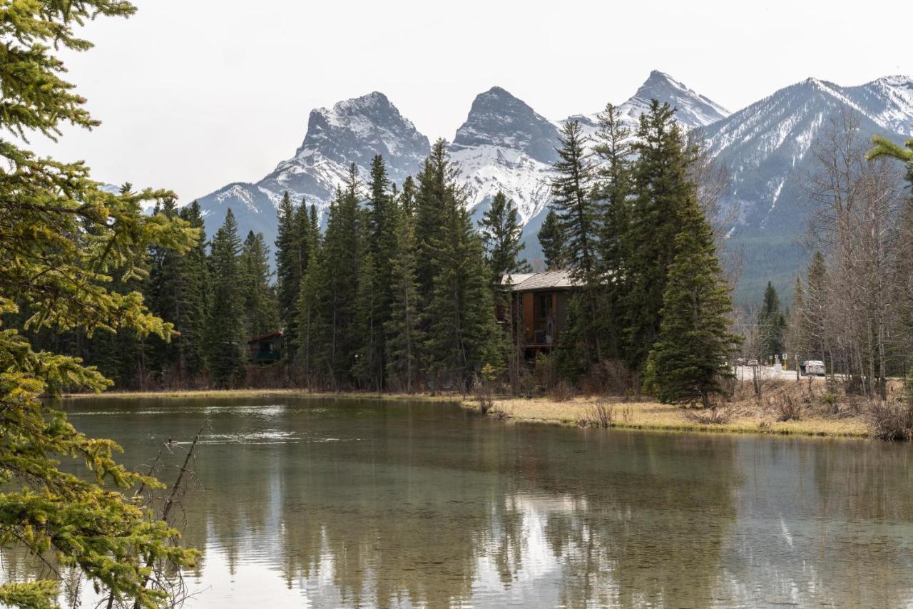 Spring Creek Luxury King One Bedroom At White Spruce Lodge キャンモア エクステリア 写真
