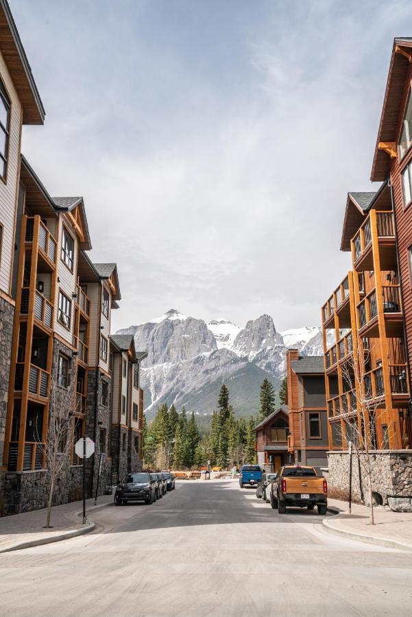 Spring Creek Luxury King One Bedroom At White Spruce Lodge キャンモア エクステリア 写真