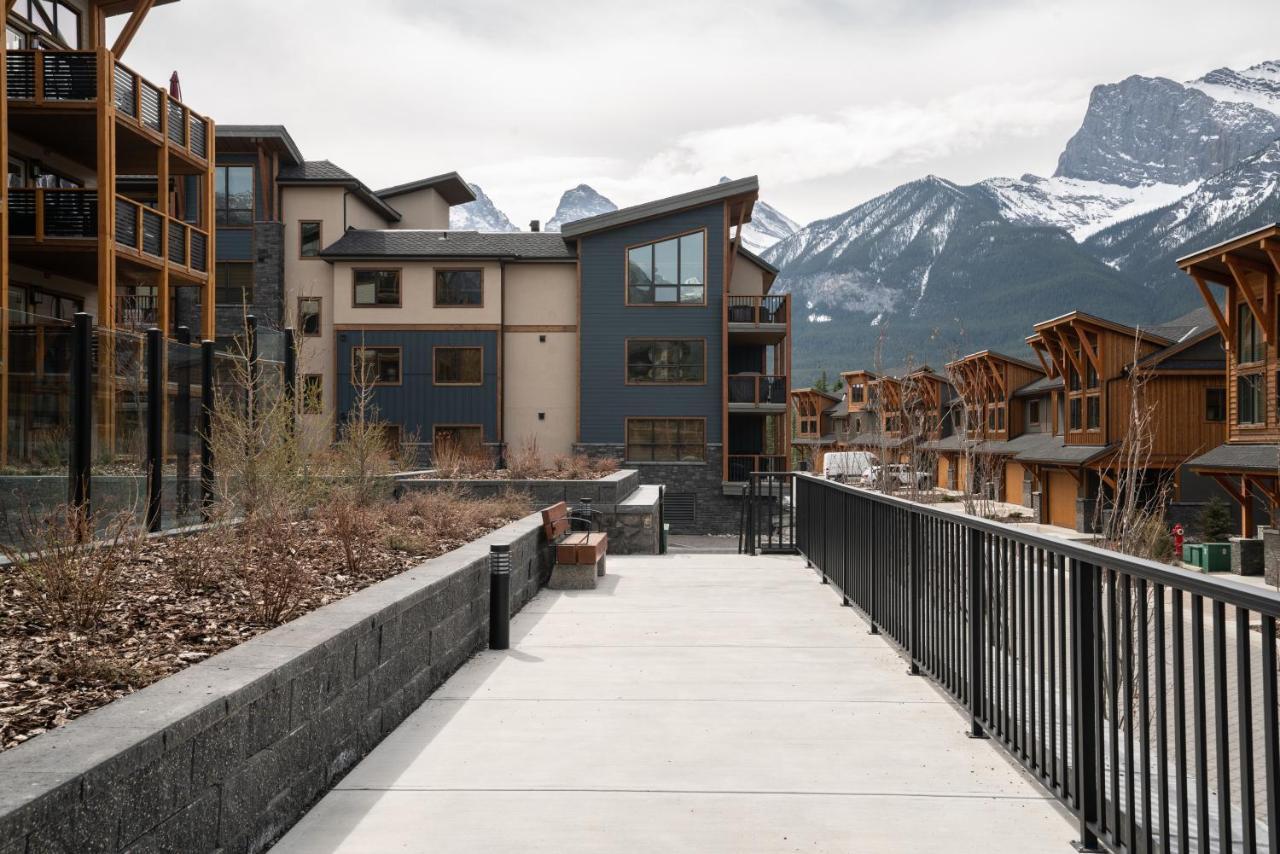 Spring Creek Luxury King One Bedroom At White Spruce Lodge キャンモア エクステリア 写真
