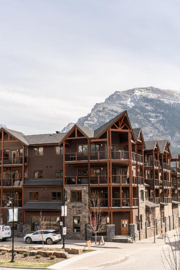 Spring Creek Luxury King One Bedroom At White Spruce Lodge キャンモア エクステリア 写真