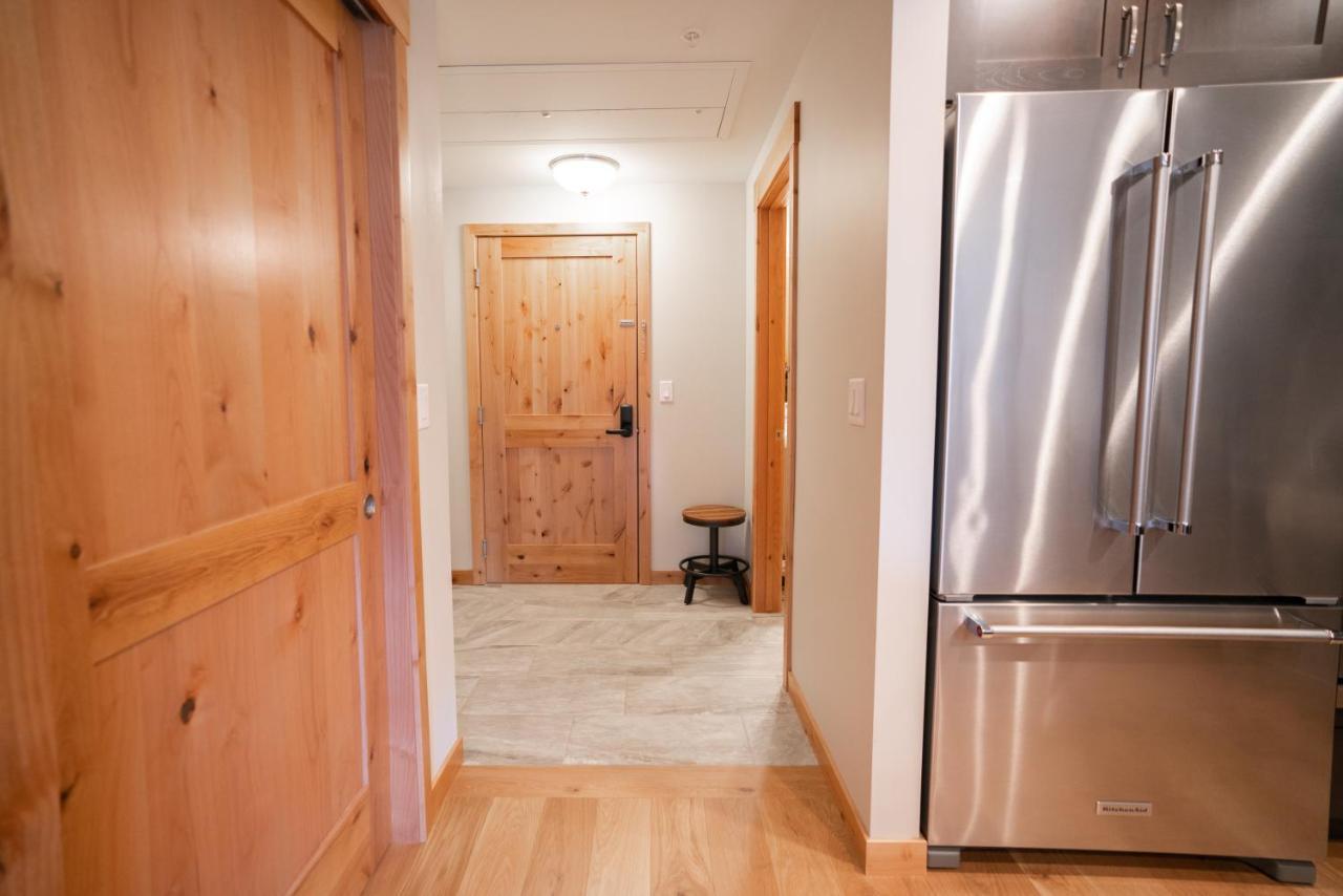 Spring Creek Luxury King One Bedroom At White Spruce Lodge キャンモア エクステリア 写真