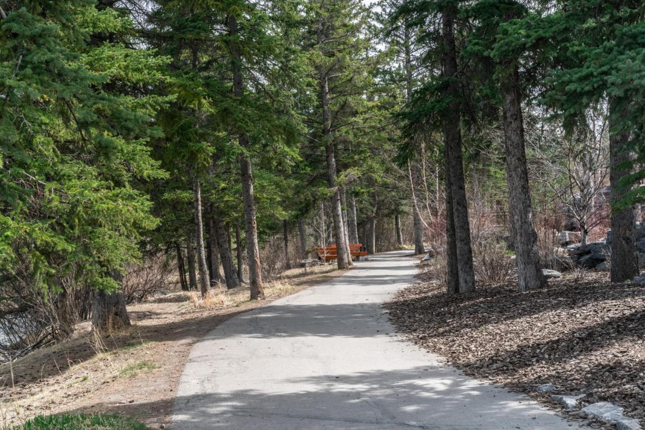 Spring Creek Luxury King One Bedroom At White Spruce Lodge キャンモア エクステリア 写真