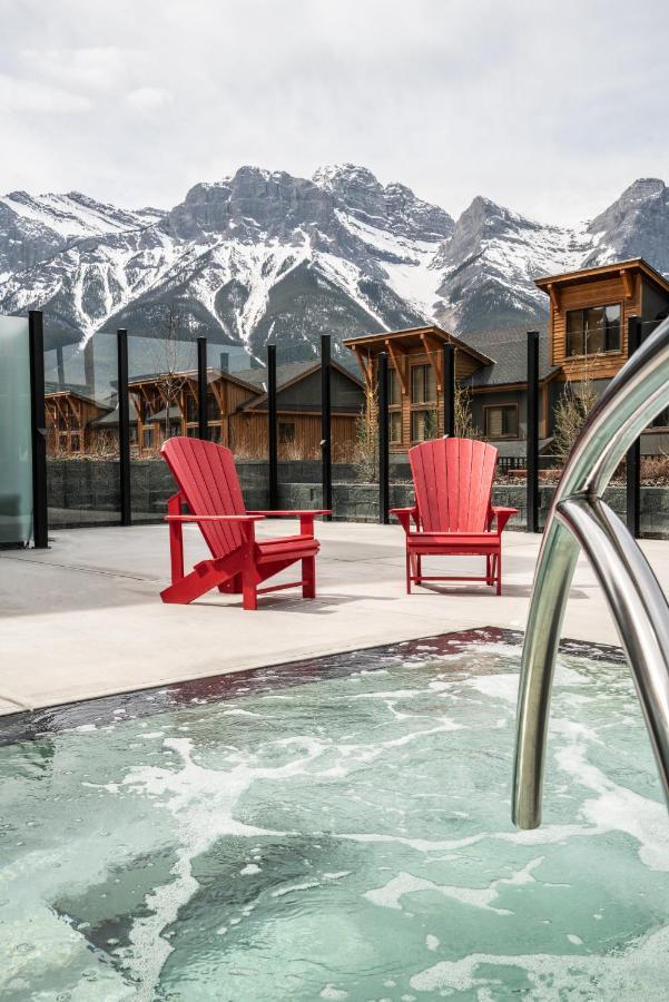 Spring Creek Luxury King One Bedroom At White Spruce Lodge キャンモア エクステリア 写真