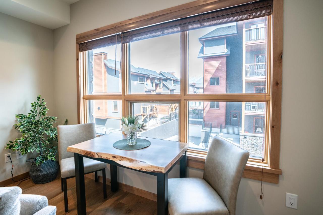 Spring Creek Luxury King One Bedroom At White Spruce Lodge キャンモア エクステリア 写真