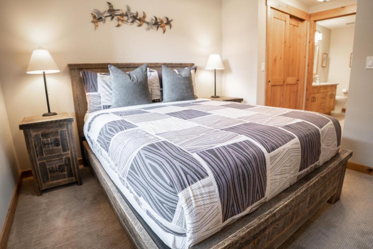 Spring Creek Luxury King One Bedroom At White Spruce Lodge キャンモア エクステリア 写真