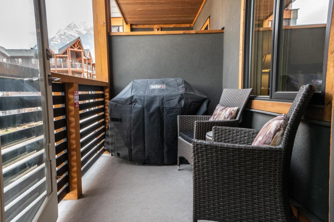 Spring Creek Luxury King One Bedroom At White Spruce Lodge キャンモア エクステリア 写真