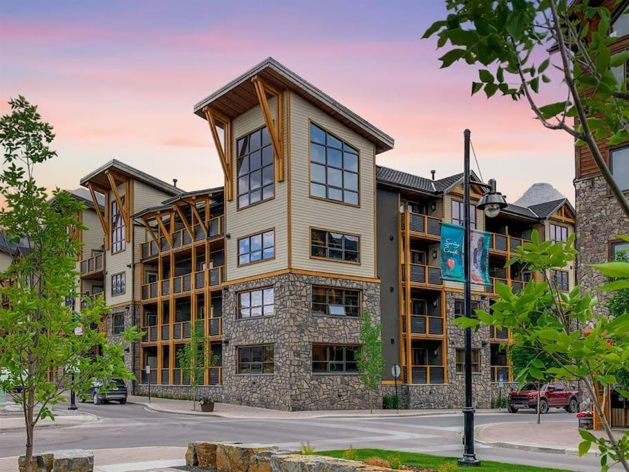 Spring Creek Luxury King One Bedroom At White Spruce Lodge キャンモア エクステリア 写真