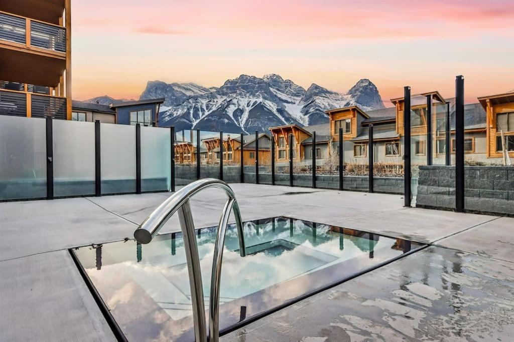 Spring Creek Luxury King One Bedroom At White Spruce Lodge キャンモア エクステリア 写真