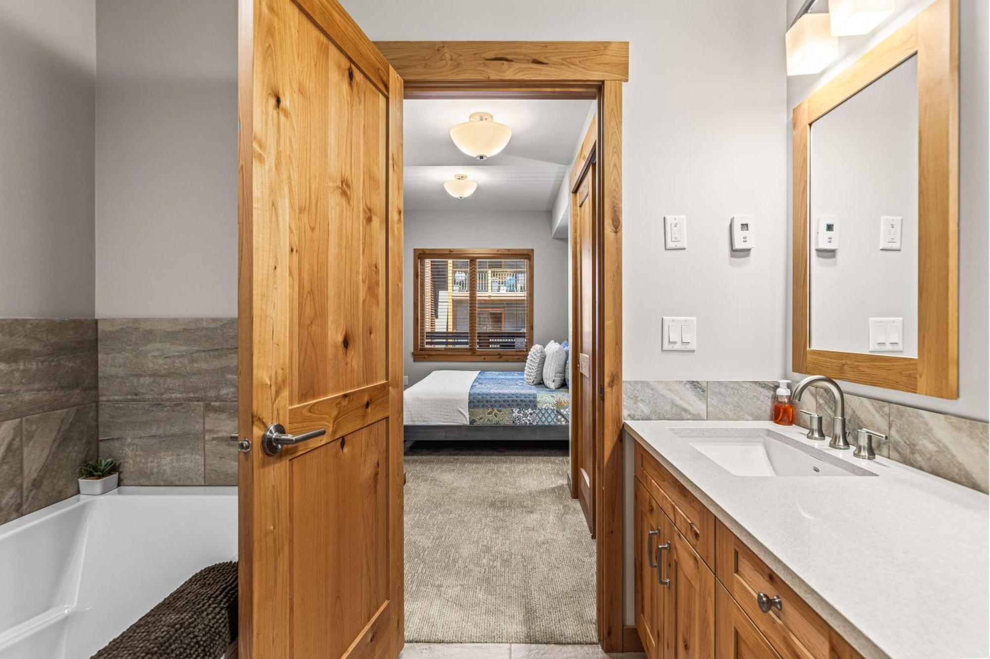 Spring Creek Luxury King One Bedroom At White Spruce Lodge キャンモア エクステリア 写真
