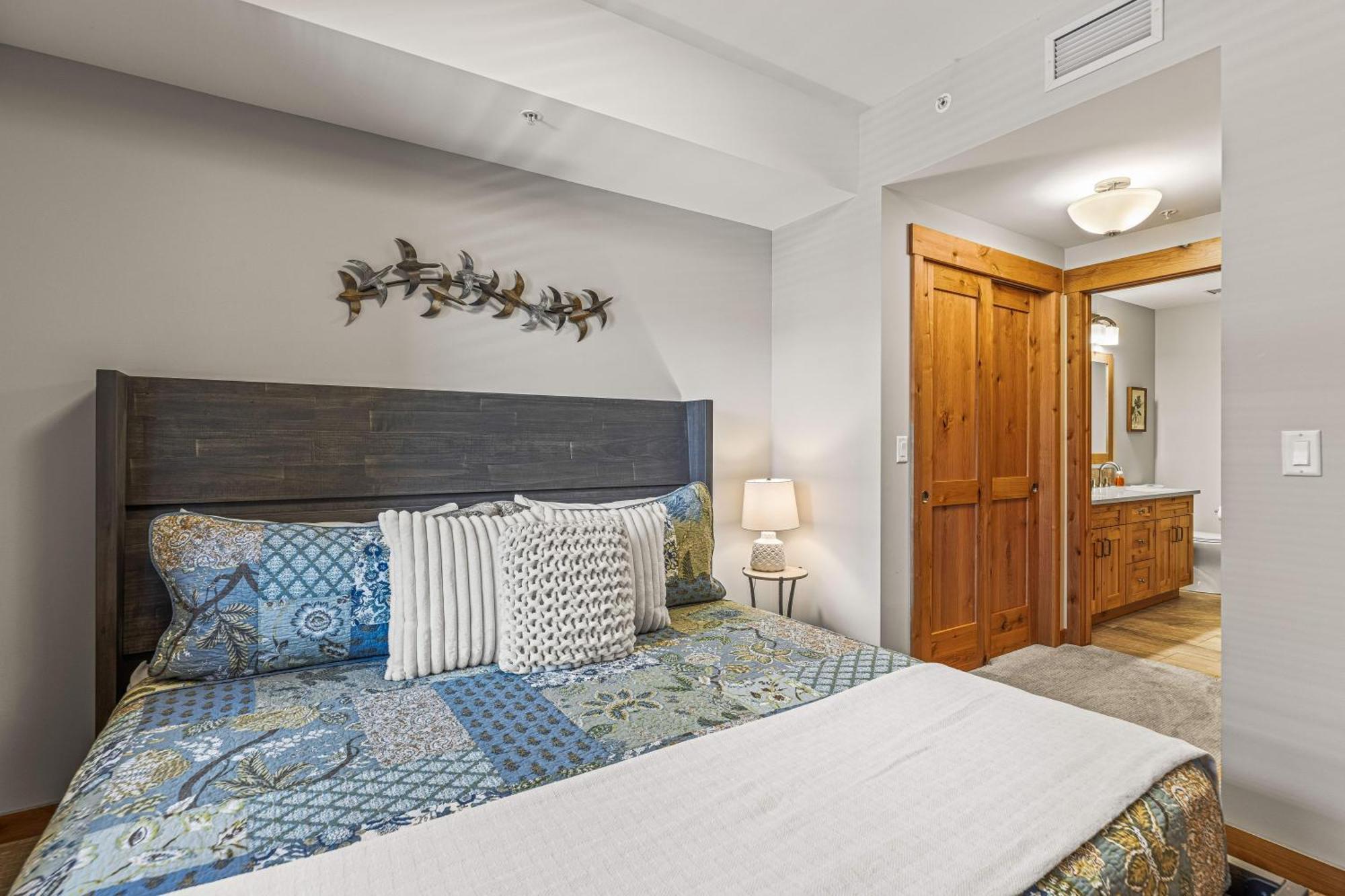 Spring Creek Luxury King One Bedroom At White Spruce Lodge キャンモア エクステリア 写真