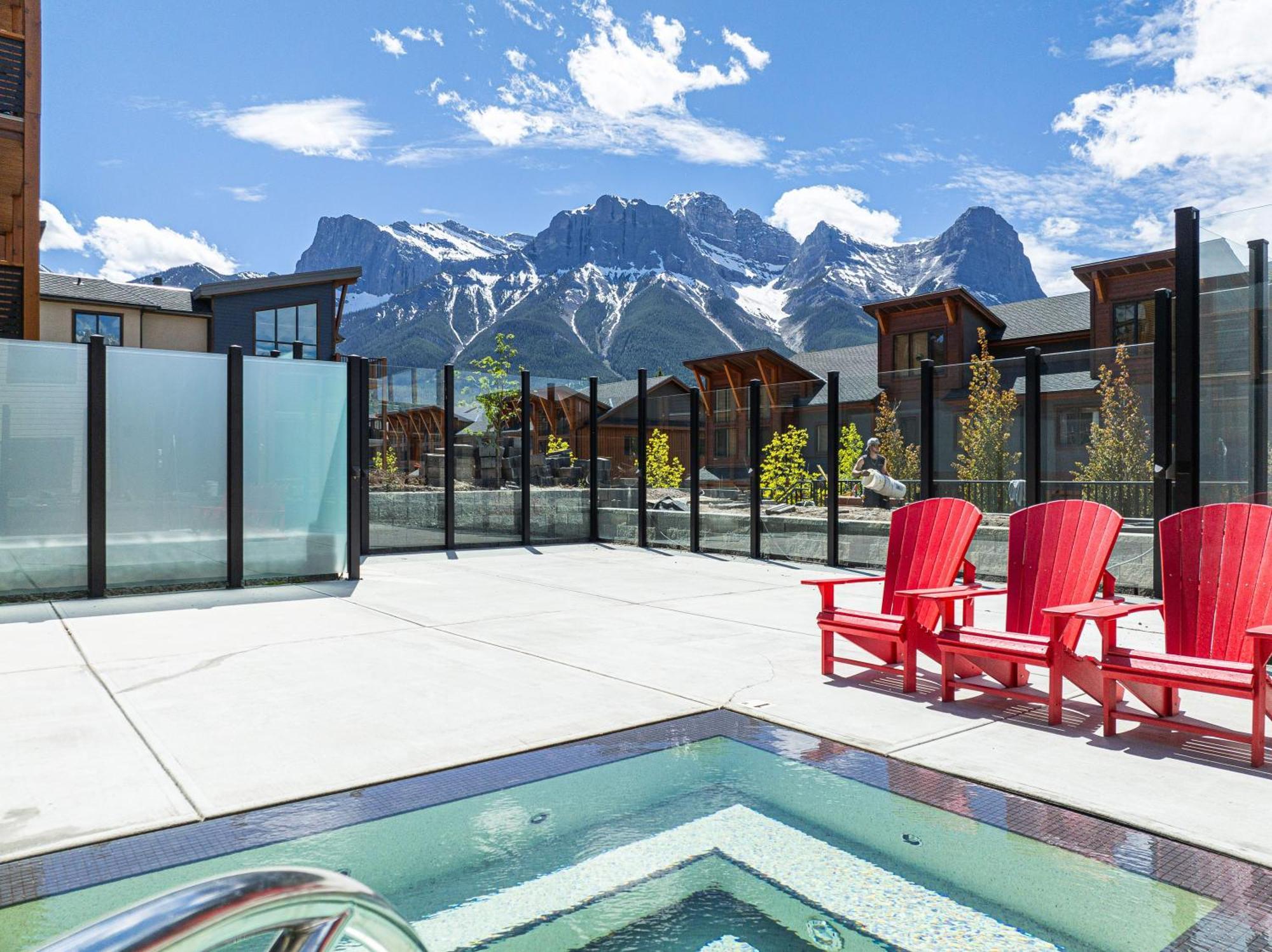 Spring Creek Luxury King One Bedroom At White Spruce Lodge キャンモア エクステリア 写真