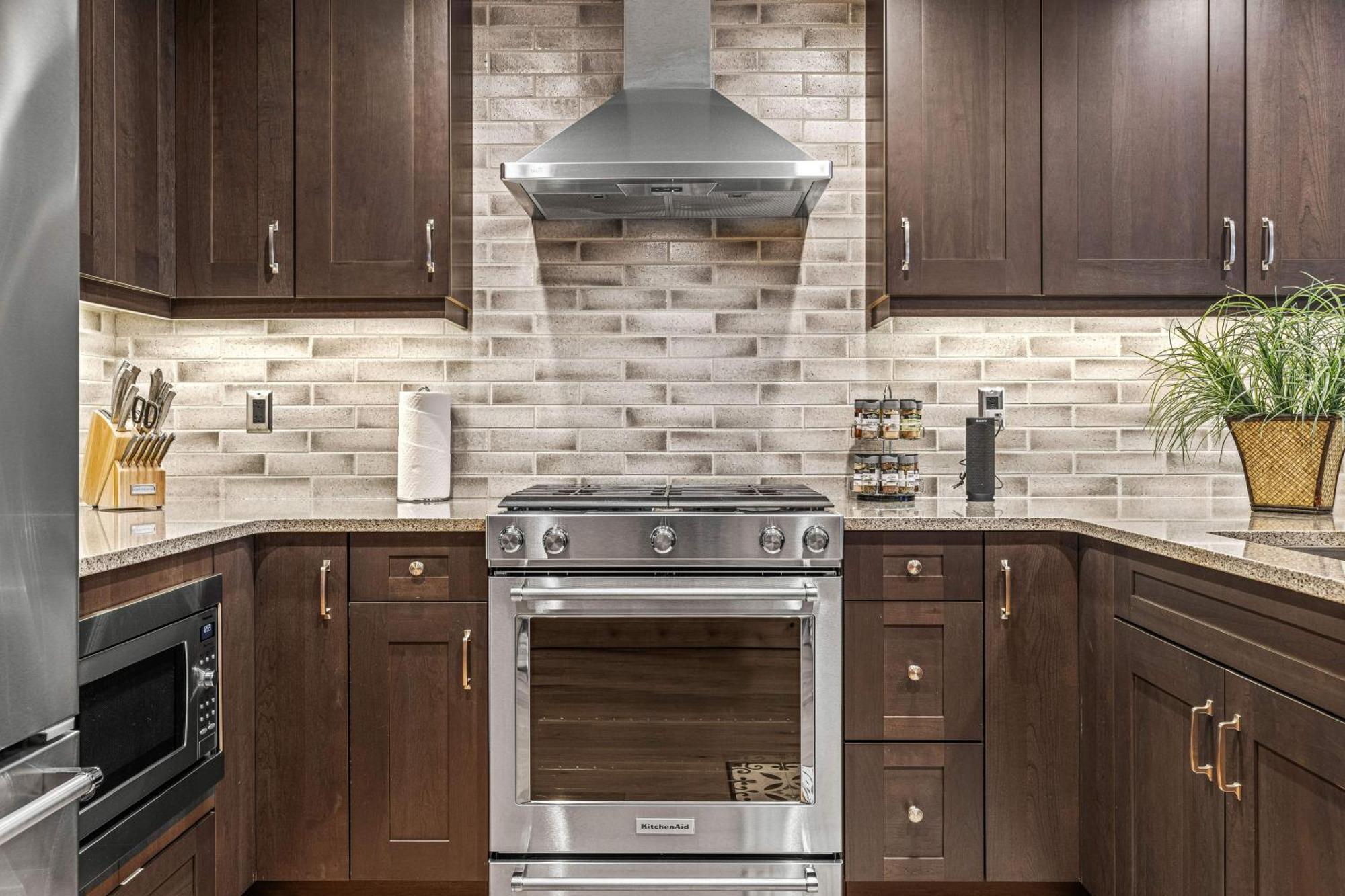 Spring Creek Luxury King One Bedroom At White Spruce Lodge キャンモア エクステリア 写真