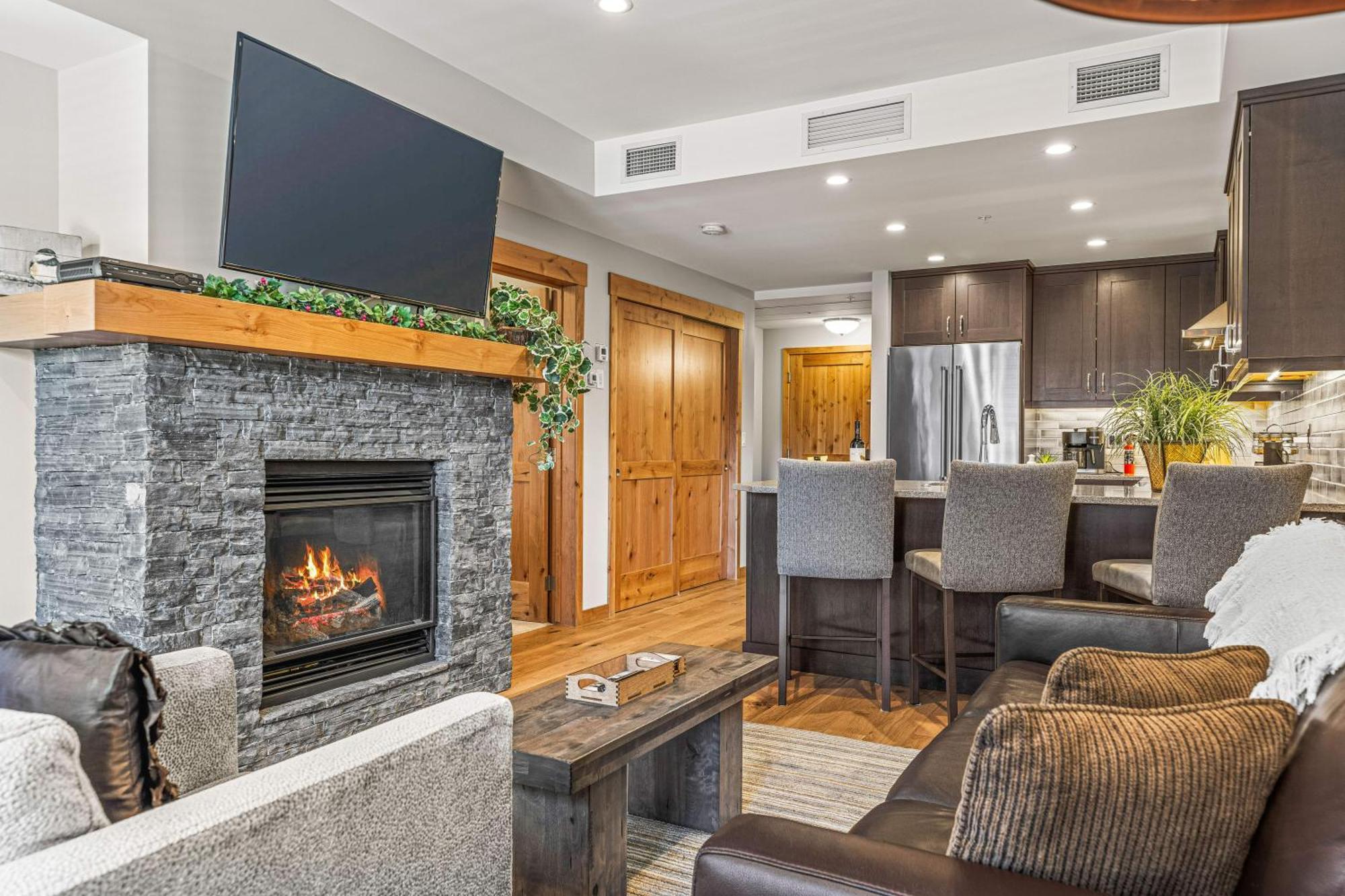 Spring Creek Luxury King One Bedroom At White Spruce Lodge キャンモア エクステリア 写真