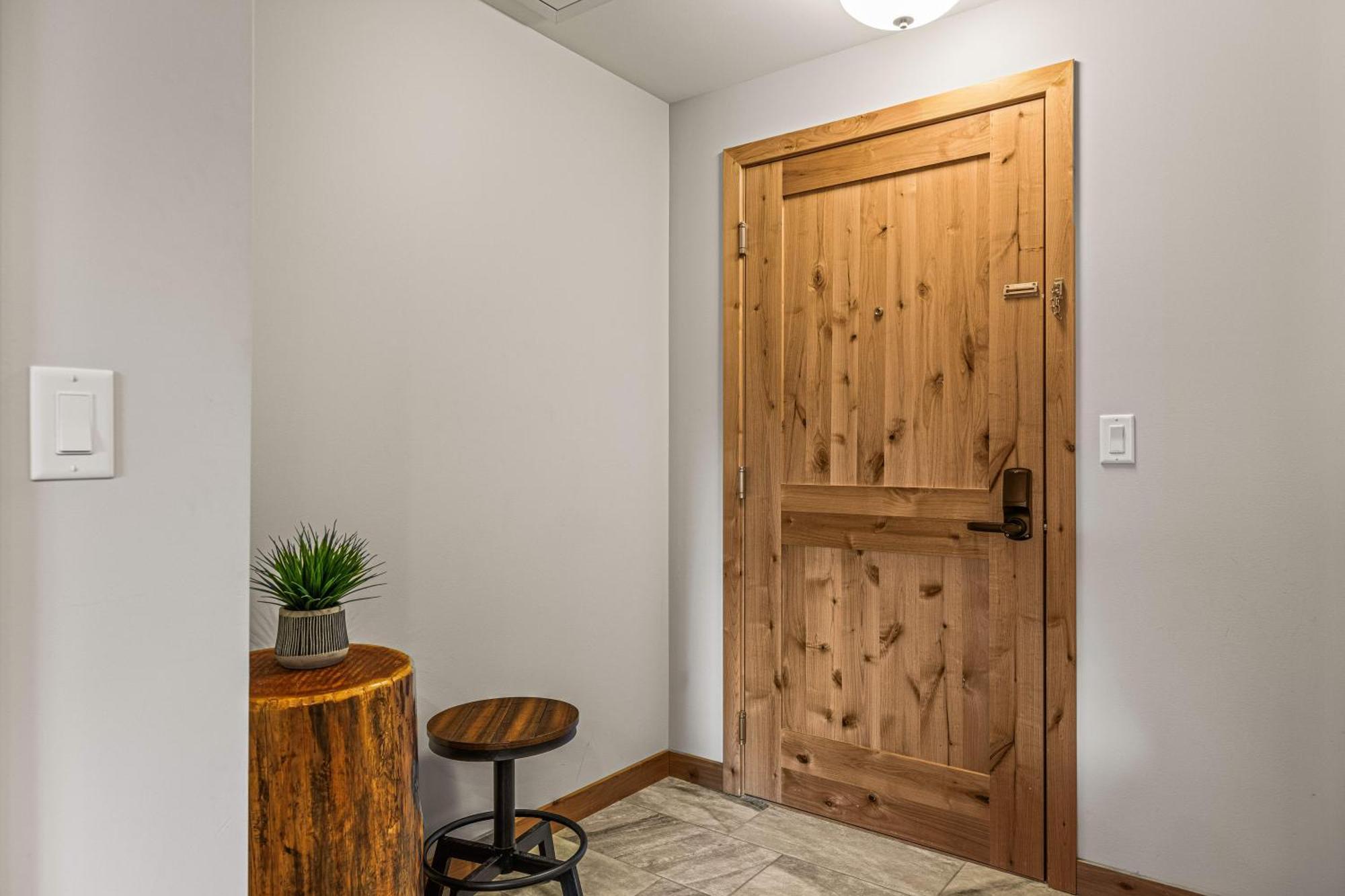 Spring Creek Luxury King One Bedroom At White Spruce Lodge キャンモア エクステリア 写真