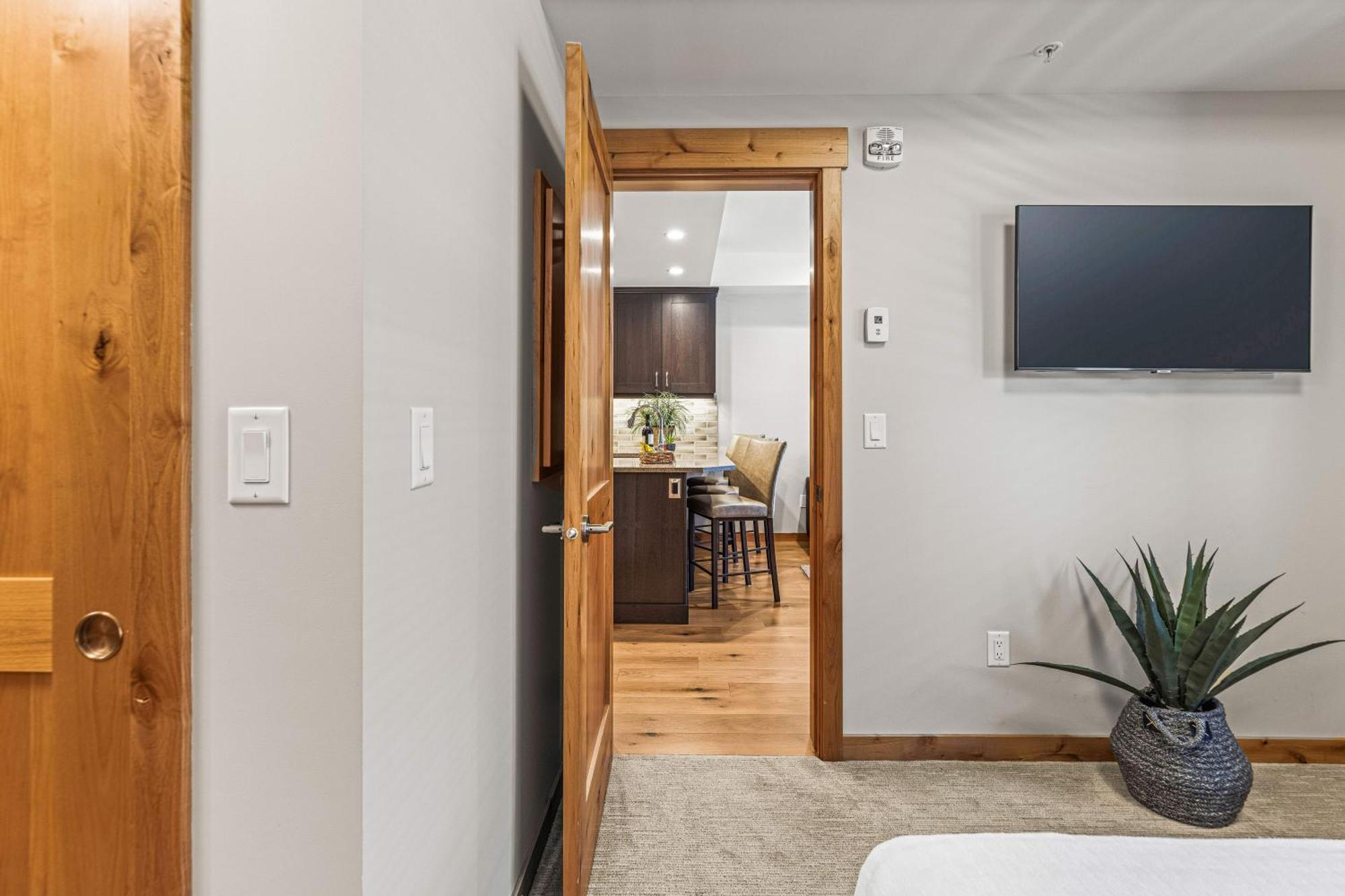 Spring Creek Luxury King One Bedroom At White Spruce Lodge キャンモア エクステリア 写真