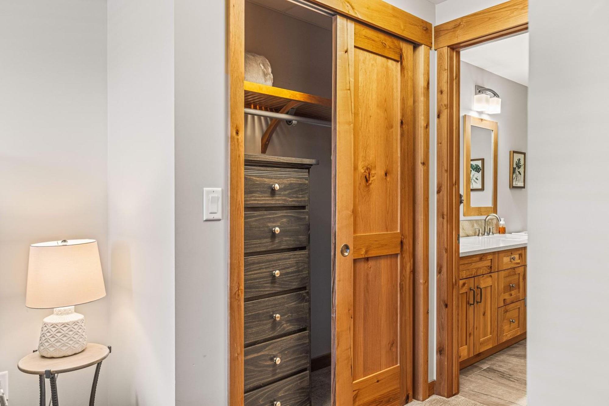 Spring Creek Luxury King One Bedroom At White Spruce Lodge キャンモア エクステリア 写真