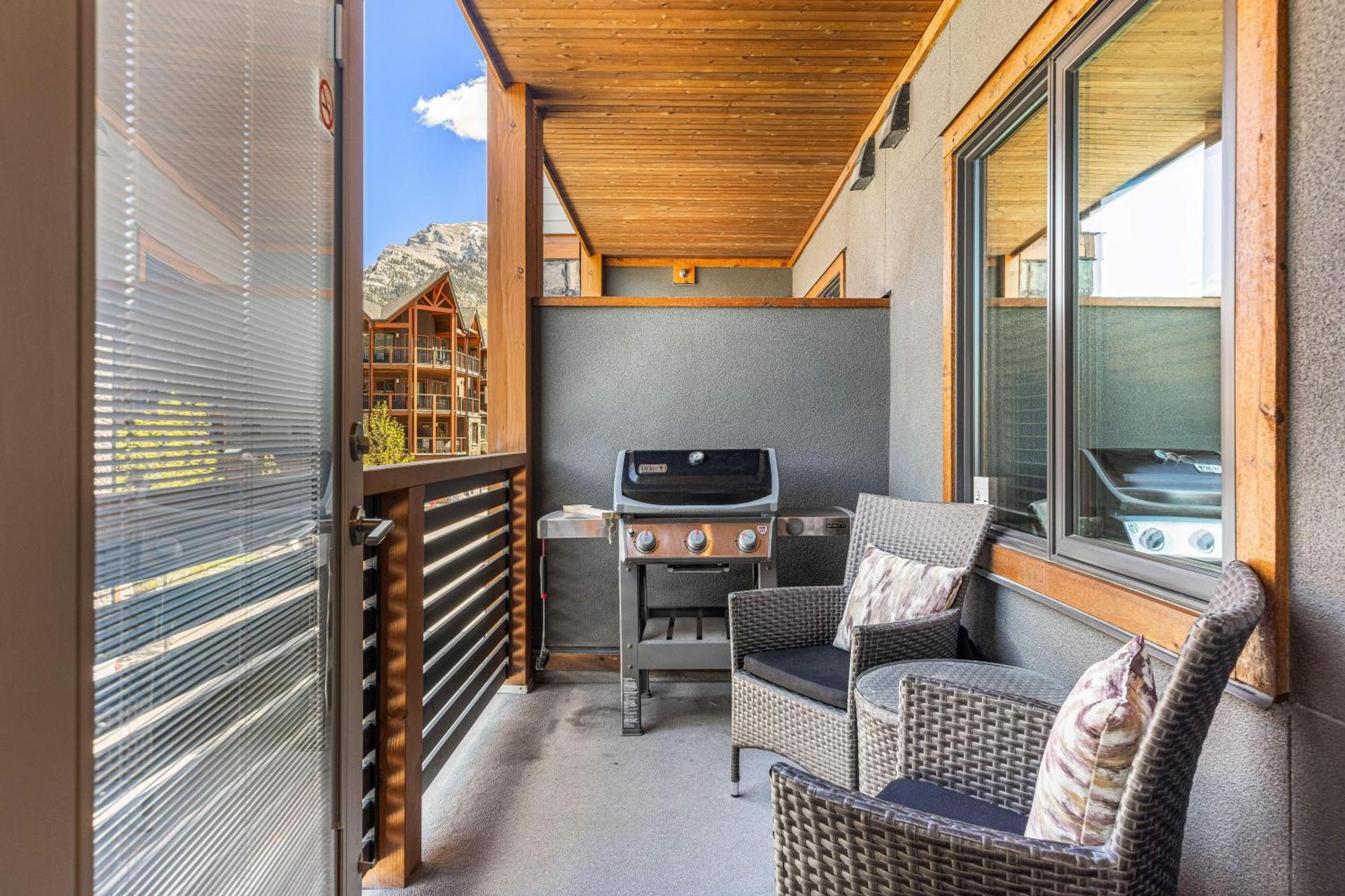 Spring Creek Luxury King One Bedroom At White Spruce Lodge キャンモア エクステリア 写真