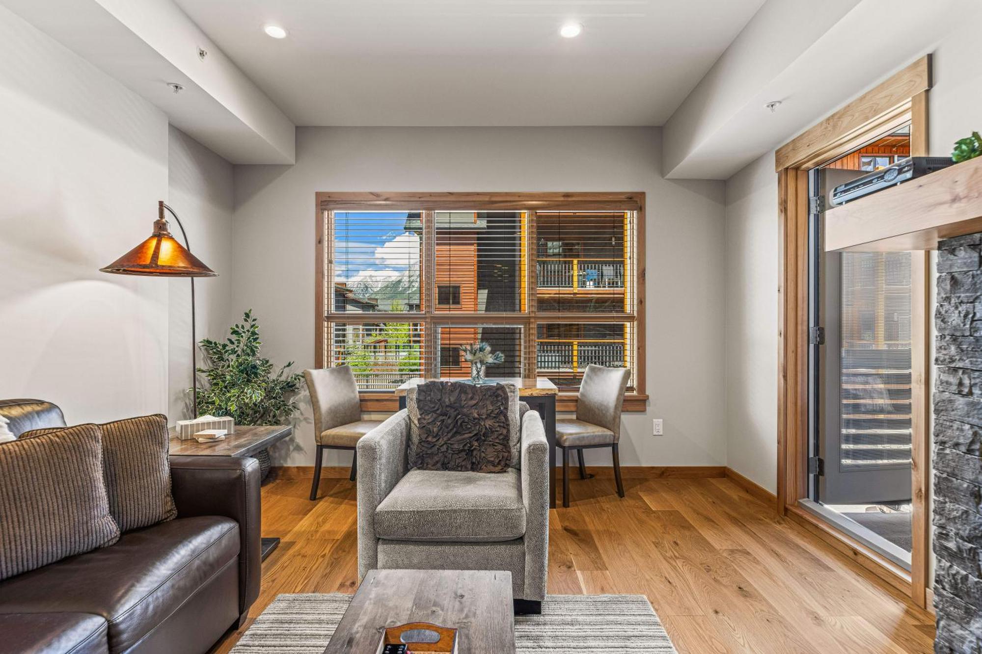 Spring Creek Luxury King One Bedroom At White Spruce Lodge キャンモア エクステリア 写真