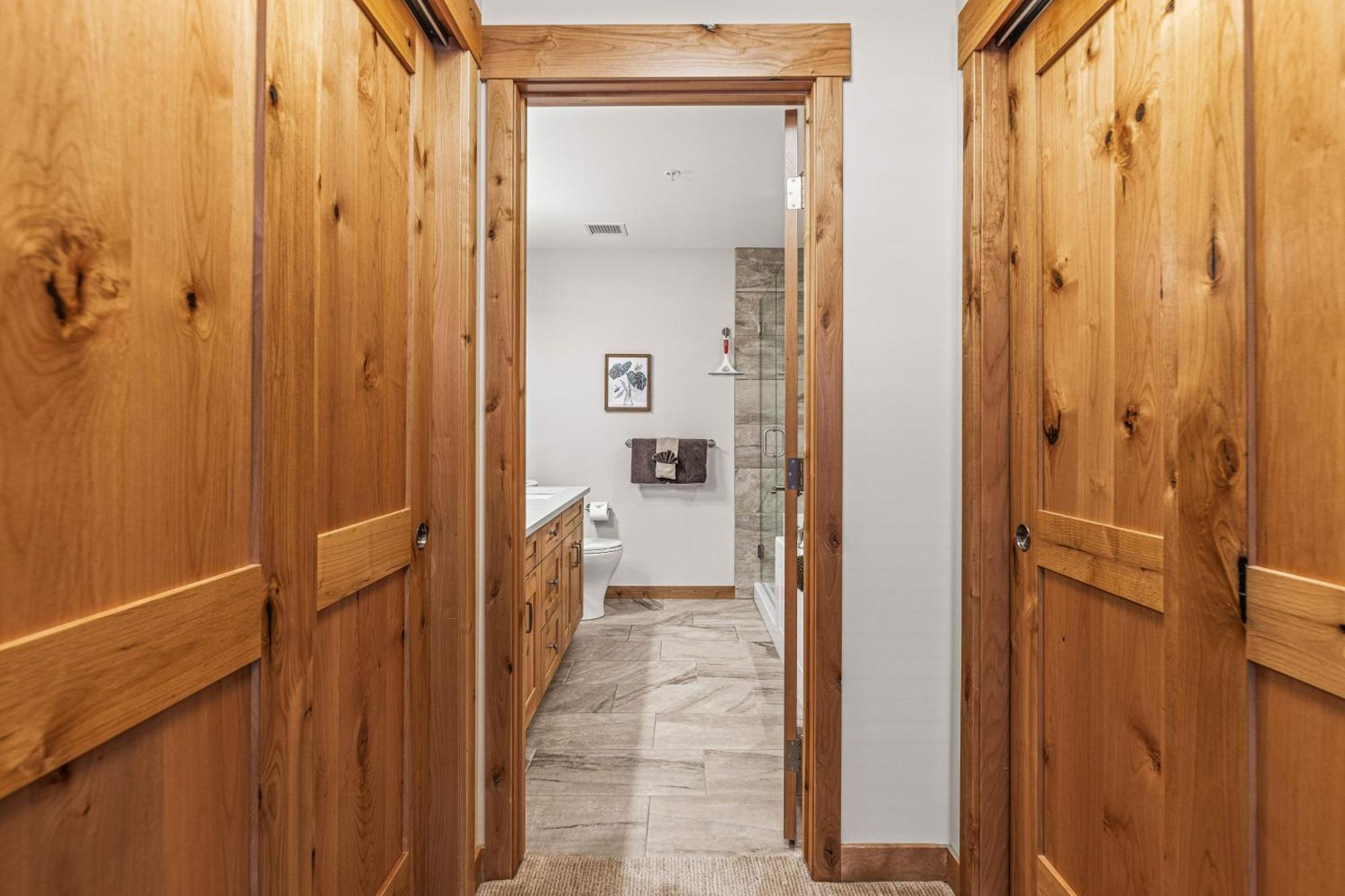 Spring Creek Luxury King One Bedroom At White Spruce Lodge キャンモア エクステリア 写真