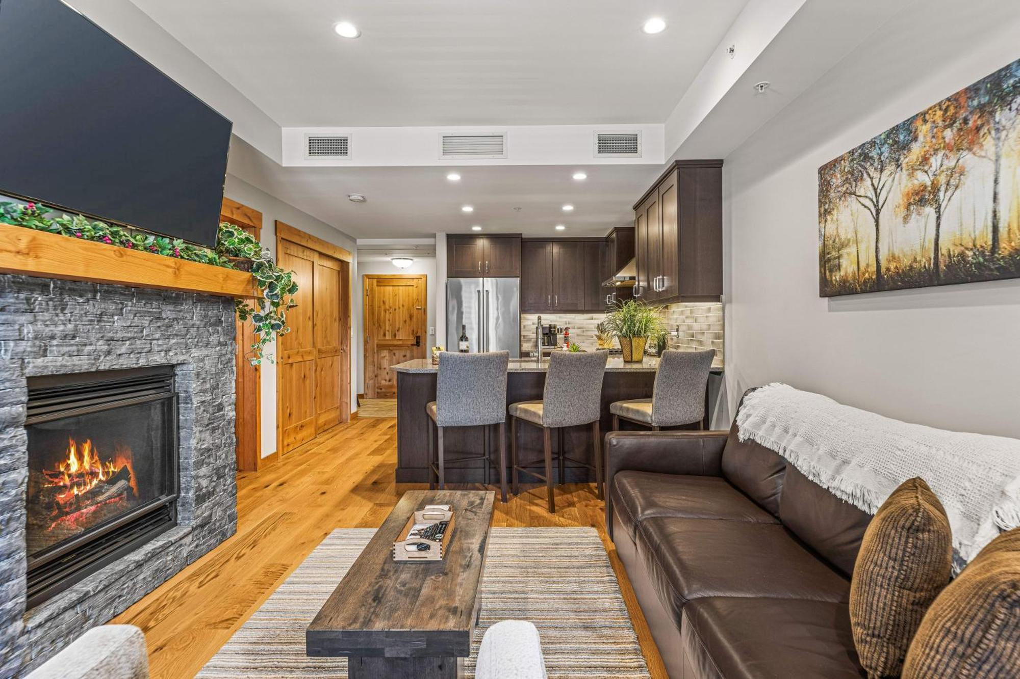 Spring Creek Luxury King One Bedroom At White Spruce Lodge キャンモア エクステリア 写真