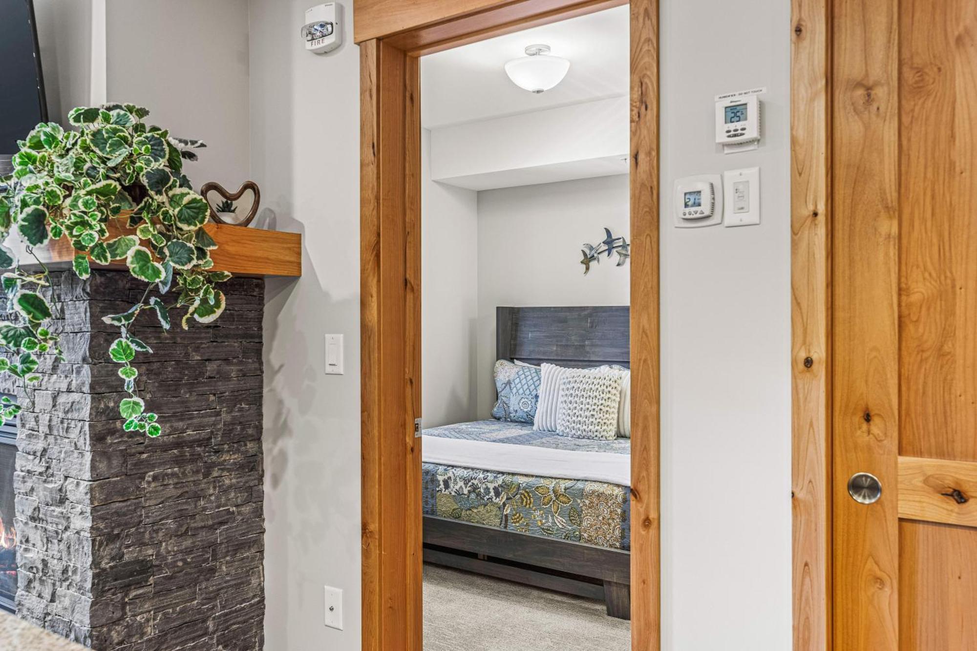 Spring Creek Luxury King One Bedroom At White Spruce Lodge キャンモア エクステリア 写真