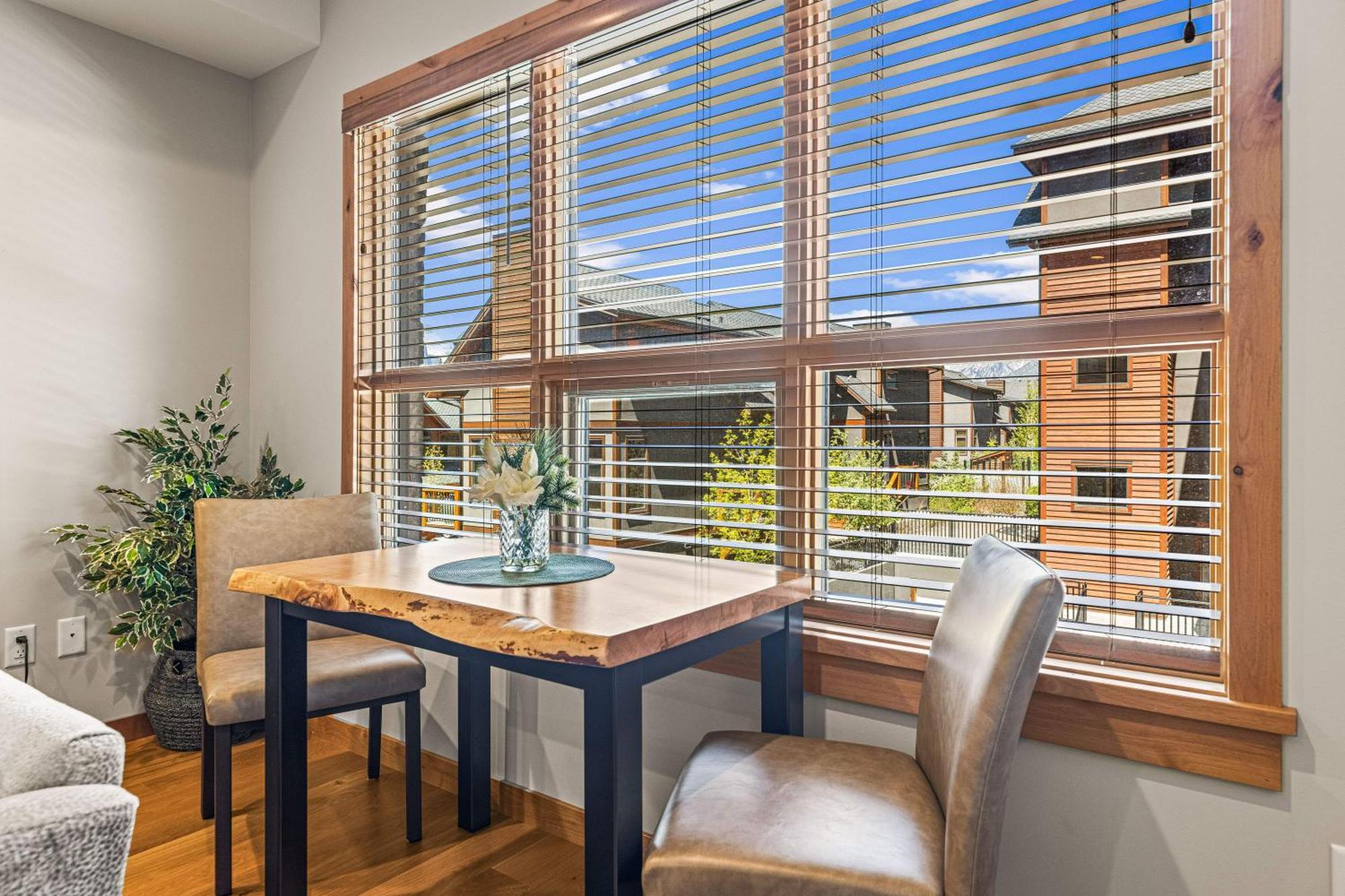 Spring Creek Luxury King One Bedroom At White Spruce Lodge キャンモア エクステリア 写真