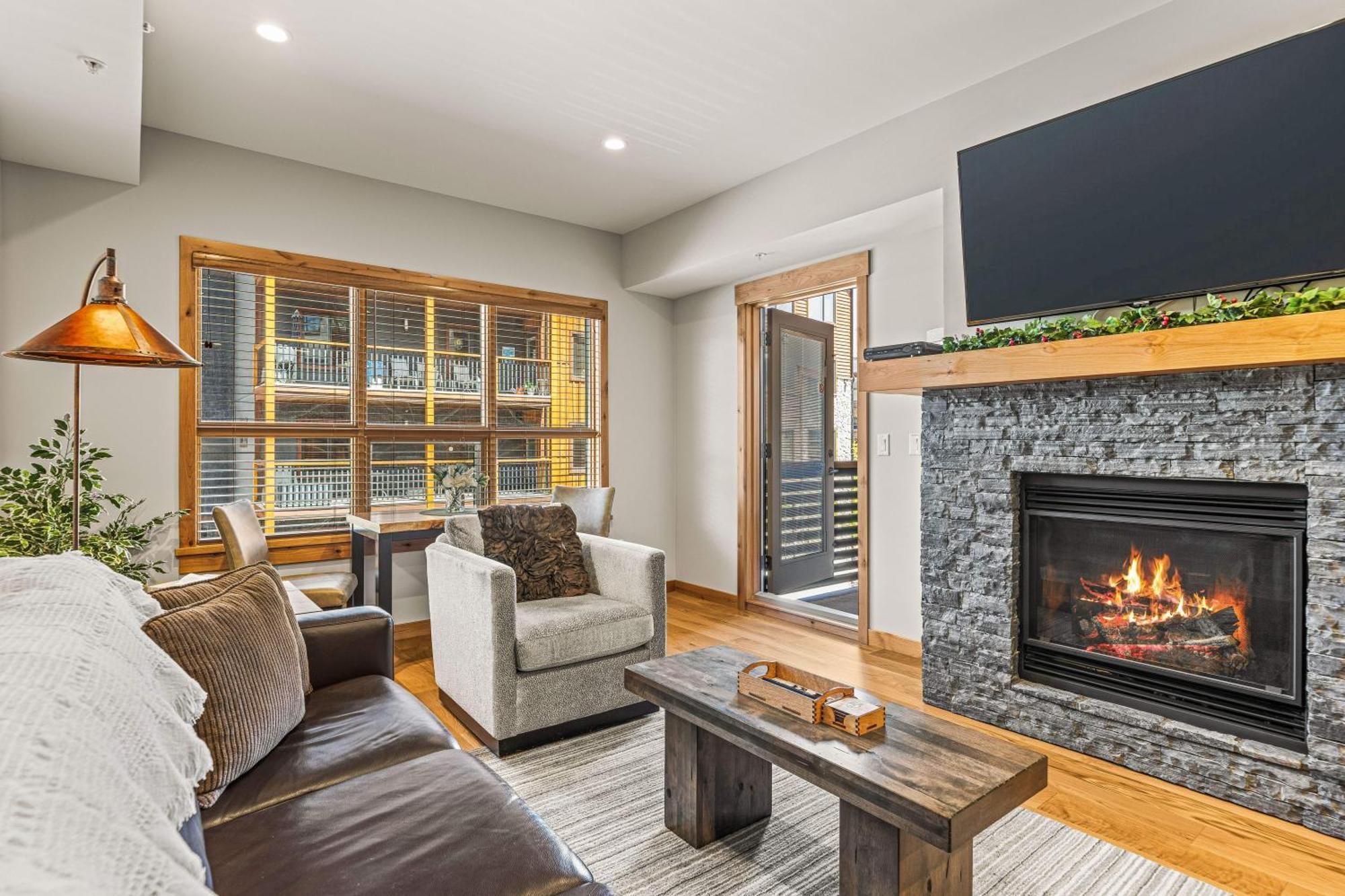 Spring Creek Luxury King One Bedroom At White Spruce Lodge キャンモア エクステリア 写真