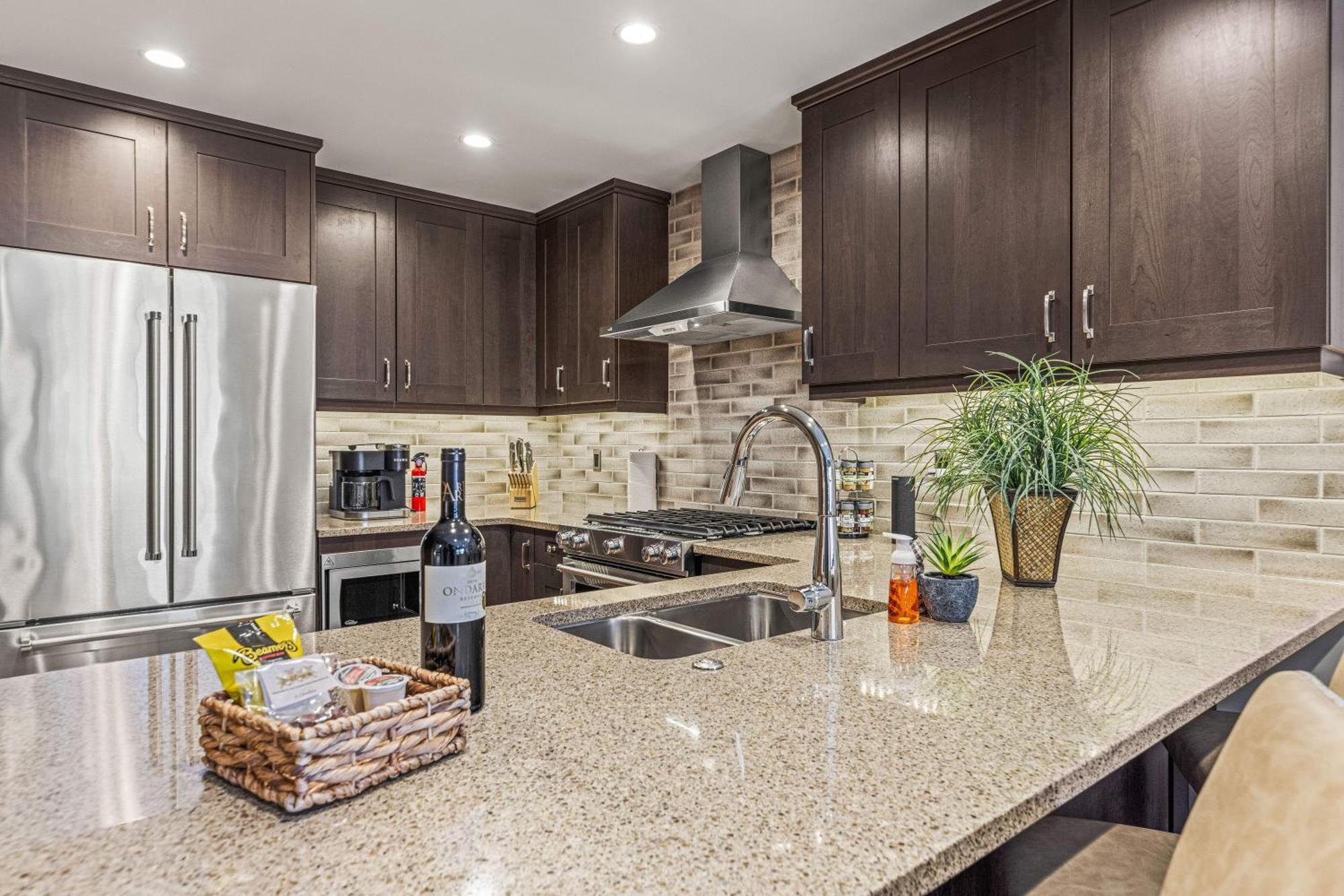 Spring Creek Luxury King One Bedroom At White Spruce Lodge キャンモア エクステリア 写真