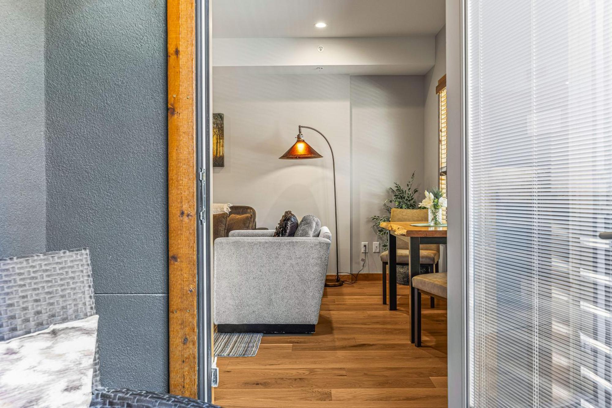 Spring Creek Luxury King One Bedroom At White Spruce Lodge キャンモア エクステリア 写真