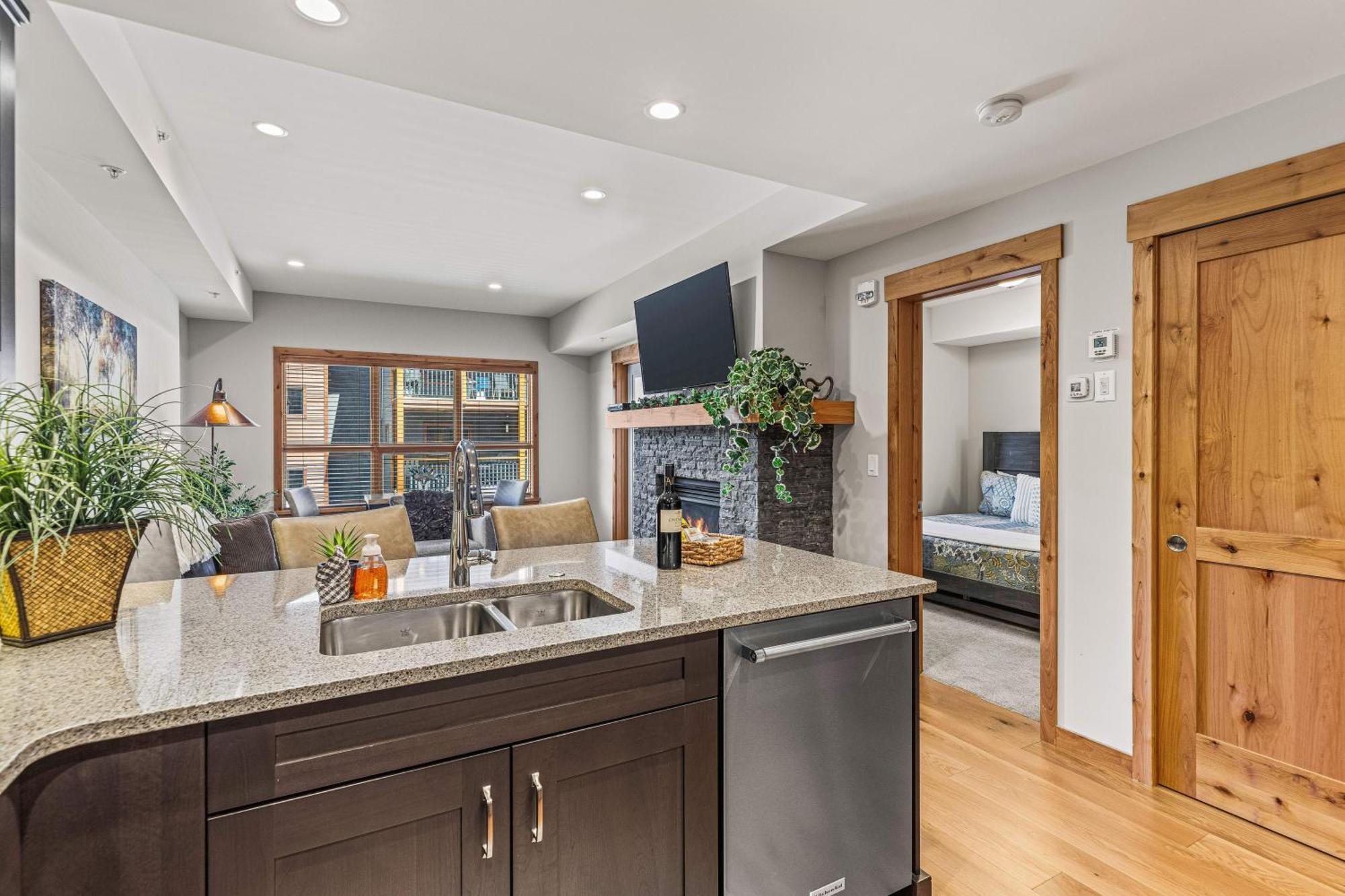 Spring Creek Luxury King One Bedroom At White Spruce Lodge キャンモア エクステリア 写真