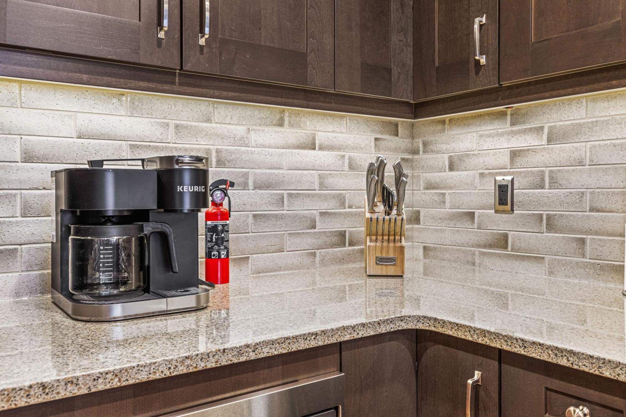 Spring Creek Luxury King One Bedroom At White Spruce Lodge キャンモア エクステリア 写真