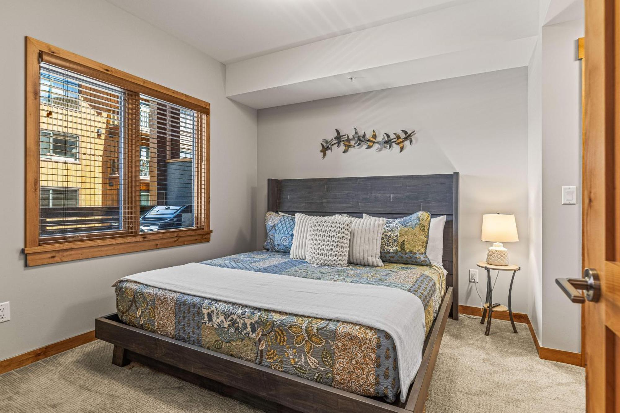 Spring Creek Luxury King One Bedroom At White Spruce Lodge キャンモア エクステリア 写真