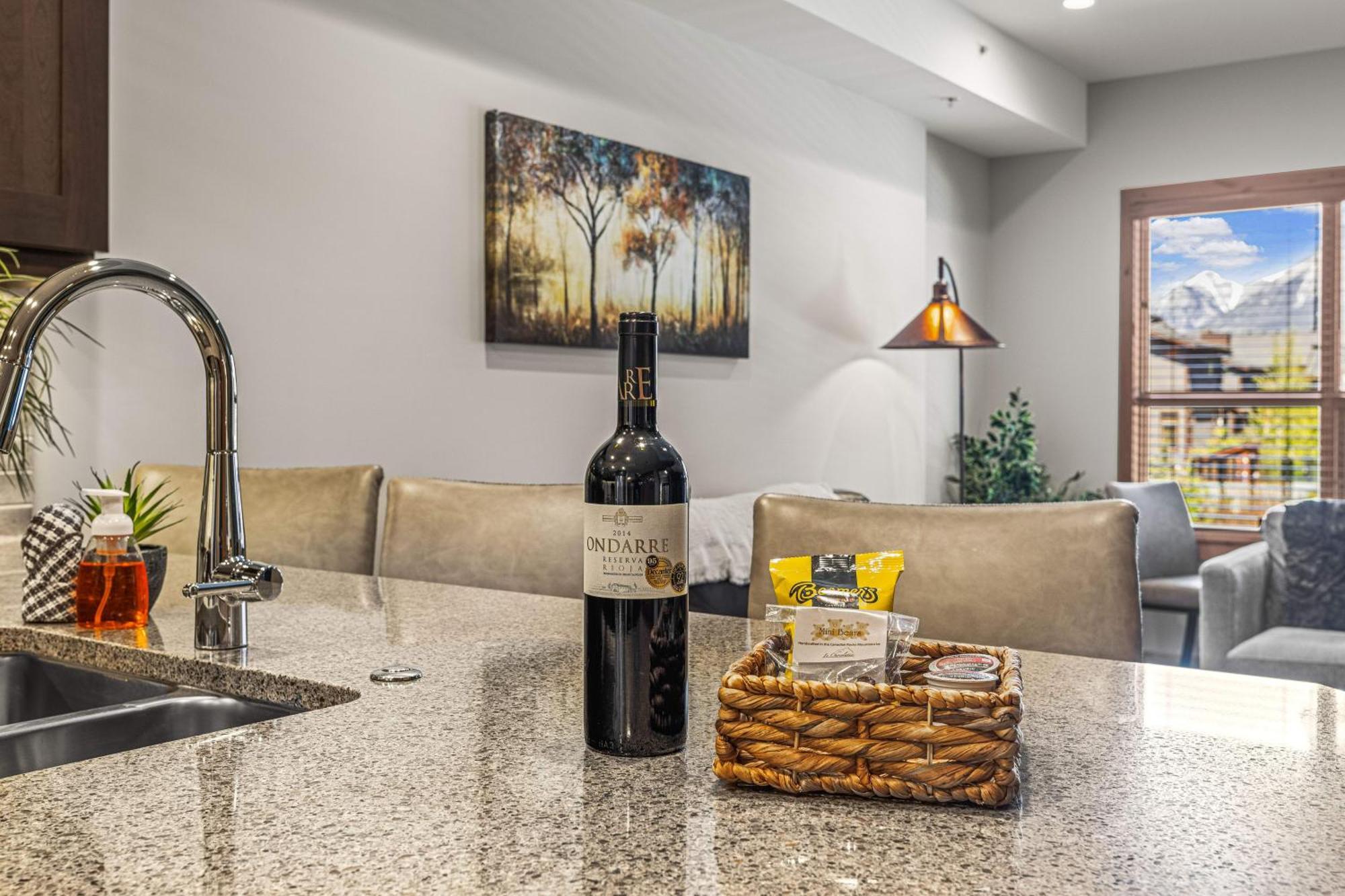 Spring Creek Luxury King One Bedroom At White Spruce Lodge キャンモア エクステリア 写真