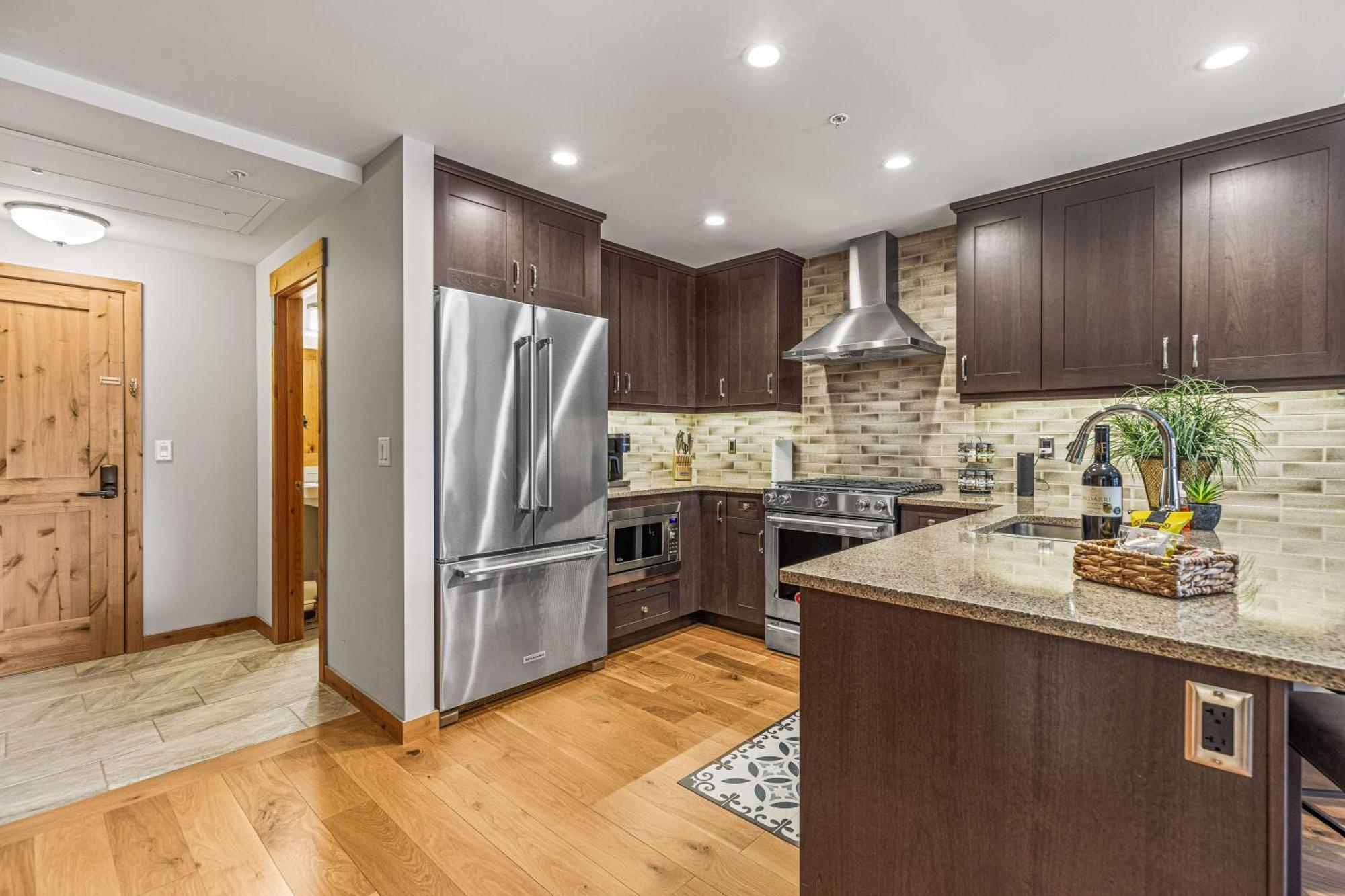 Spring Creek Luxury King One Bedroom At White Spruce Lodge キャンモア エクステリア 写真